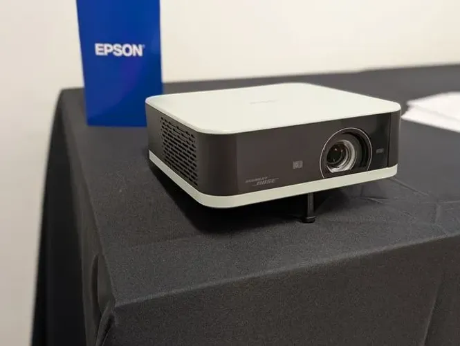 Projetor Portátil Epson Smart EF-30, Full HD, 350 lúmens, HDMI, USB, Bivolt, Som Dolby Aud