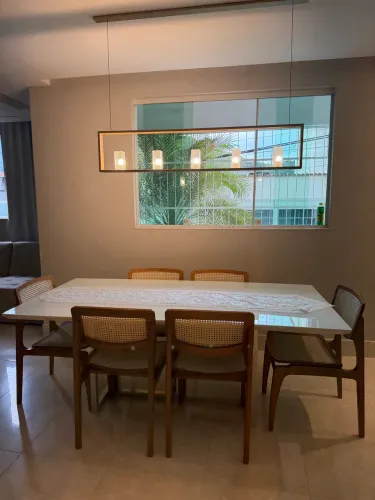 Mesa de jantar com 6 cadeiras em madeira maciça.