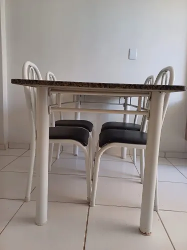 Mesa de Jantar 4 lugares - tampo de mármore