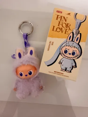 Labubu pin lavanda