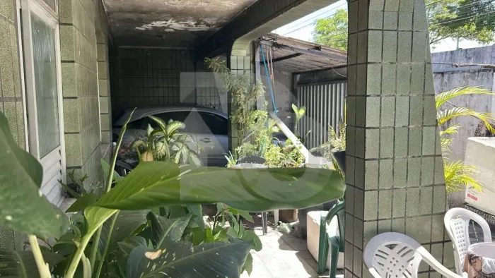 Casa à Venda com Quintal Coberto e Garagem para 2 Carros na Farolândia