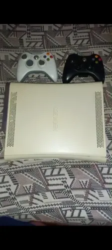 Xbox 360 com três controles e mais de 200 jogos incluindo GTA 5 original