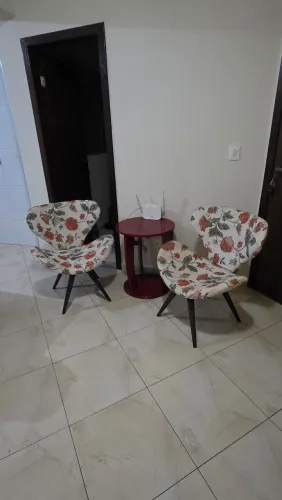 Par de poltronas + mesa de centro