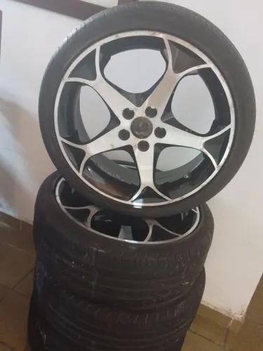 Rodas 17, 5 furos, 4 pneus seminovos. Valor a negociar
