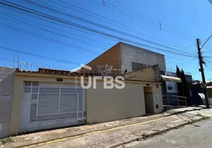 Casa térrea com 1 sala, 1 copa ,1 cozinha, 3 quartos sendo 1 suíte, banheiro social , 1 ár