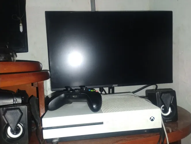 XBOX ONE S+ monitor GAMER AOC.