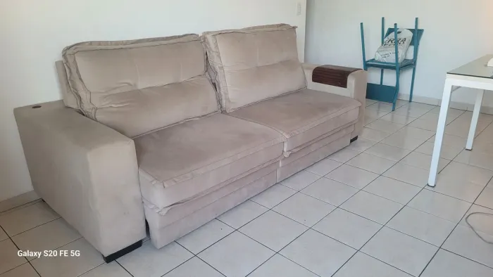 Sofá retrátil, bege 4 lugares.