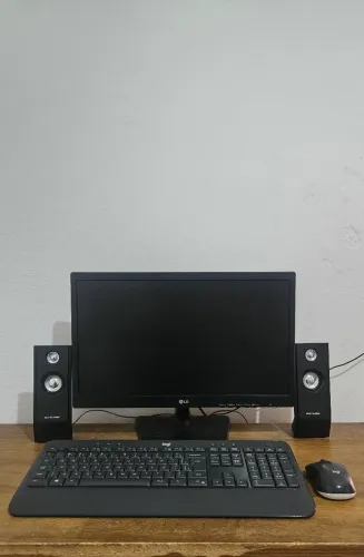 Kit computador corel i5 + teclado logitech + mouse logitech + caixas de som multilaser