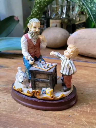 Escultura Italiana de 1750 capodimonte Avô ensinando xadrez ao neto porcelana fria bibelô