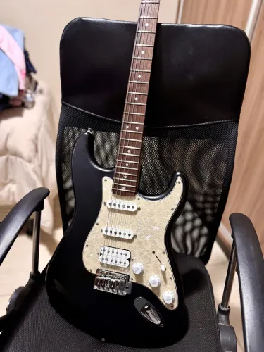Guitarra squier fender , excelente estado possui alguns upgrades 