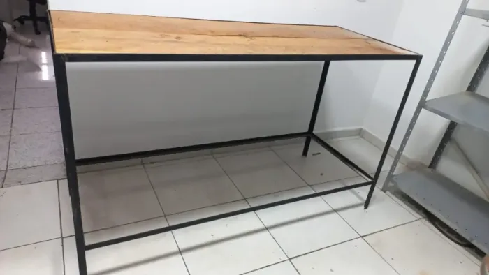 Bancada em Aço com Tampo de Madeira