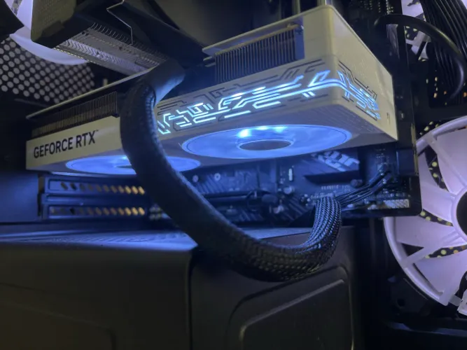 RTX 5070 RGB - 3 Anos de Garantia