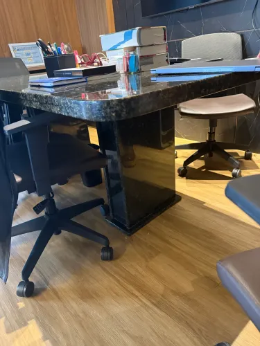 Mesa de reunião em Granito