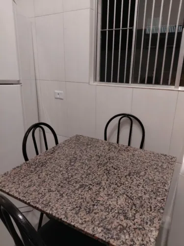 Jogo de Mesa com Tampo de Granito e 4 Cadeiras - Super Conservado e Resistente