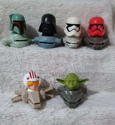 Lote com miniaturas colecionaveis do STAR WARS
