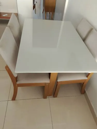 mesa madeira em MDF com 4 cadeiras estofadas e tampo de vidro na cor off-white