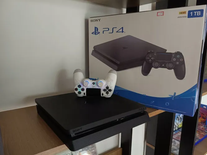 Ps4 slim 1tb de armazenamento impecável