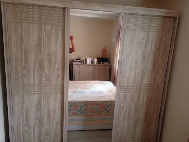 Jogo de quarto (guarda-roupa, cômoda e cabeceira com criados)
