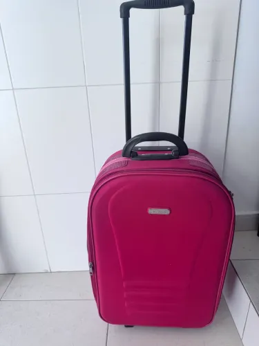 Vendo mala vermelha tamanho medido para viagem 