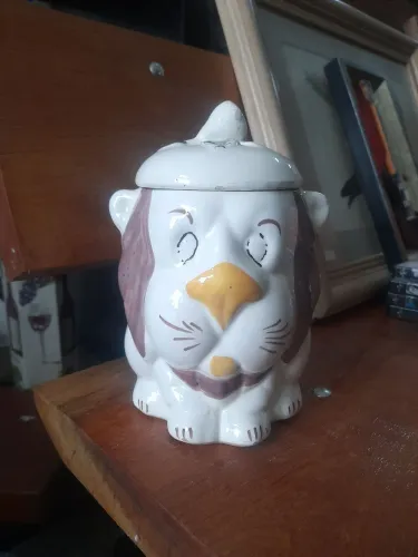Bomboniere leão de louça com detalhe