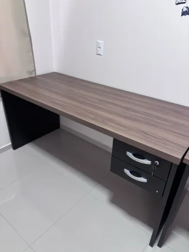 Mesa de Escritório com Gaveteiro