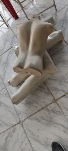 Busto e pernas de manequim