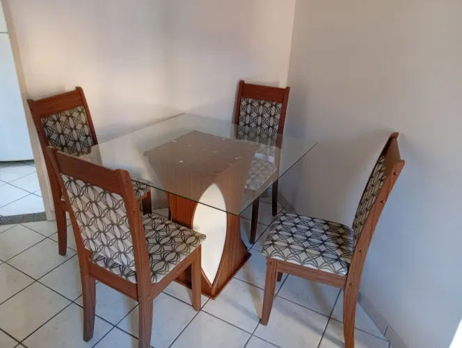 ? Mesa de Jantar com Tampo de Vidro + 4 Cadeiras - Excelente Estado