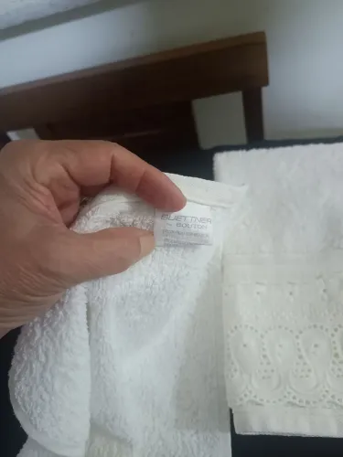 Par de Toalhas de Mão Buettener Bouton Detalhes Em Bordado Inglês 100% Algodão 