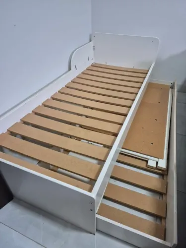 Cama de solteiro com auxiliar e vai de brinde uma escrivaninha