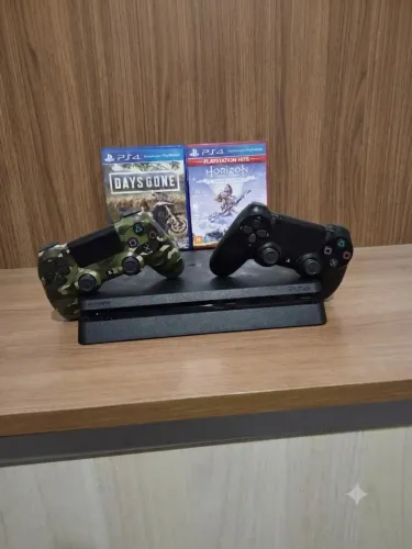 Playstation 4 slim - 2 teras, 2 controles, 2 jogos exclusivos