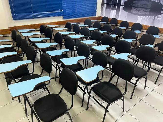 CADEIRA ESCOLAR