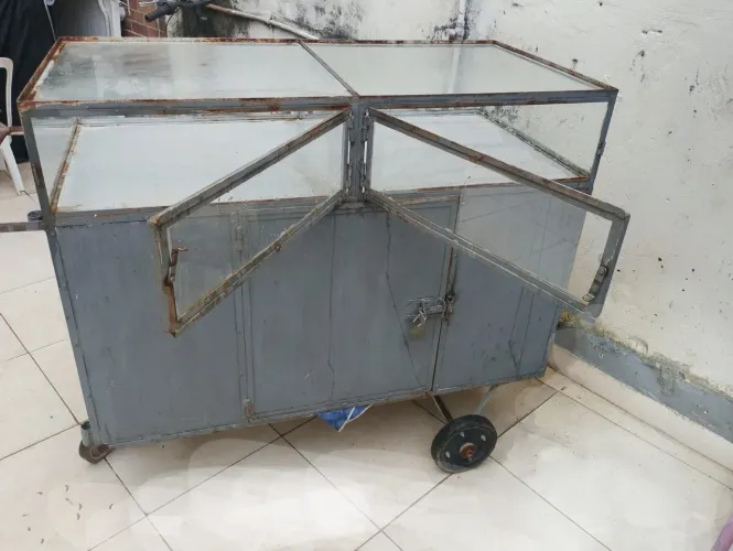 Carrinho de lanches com visor de vidro