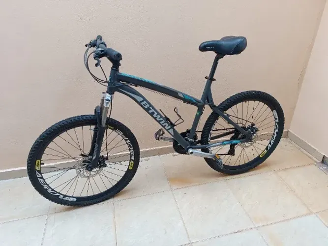 Bike B-Twin Aro 26 com freio a disco e banco de gel