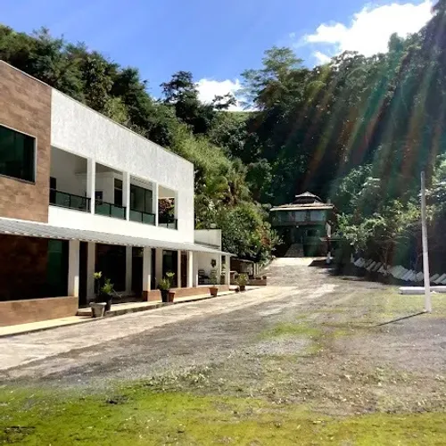 Área de 112.398 m² com 3 casas e residência de alto padrão em Volta Redonda