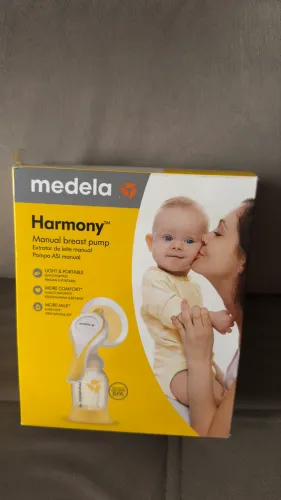 Bomba de Tira Leite Manual Medela Harmony Com Protetor Flexi