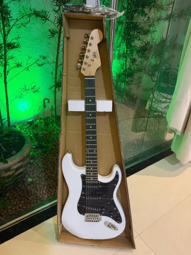 ? GUITARRA ELÉTRICA KONING STRATOCASTER BRANCA - NOVA, NA CAIXA!