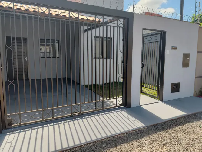 Alugo casa com 03 quartos sala cozinha 02 WC no banheiro jd Mooca próximo au CDB 