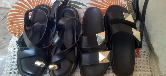 Kitis sandálias com detalhes em dourados