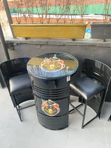 Conjunto mesa + banquetas personalizadas