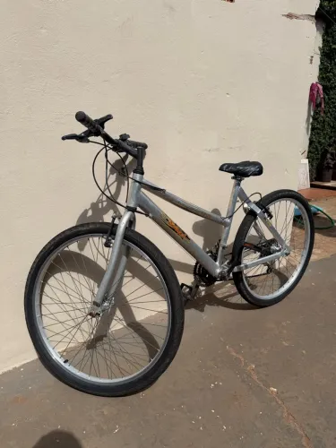 BICICLETA COM PNEUS NOVO