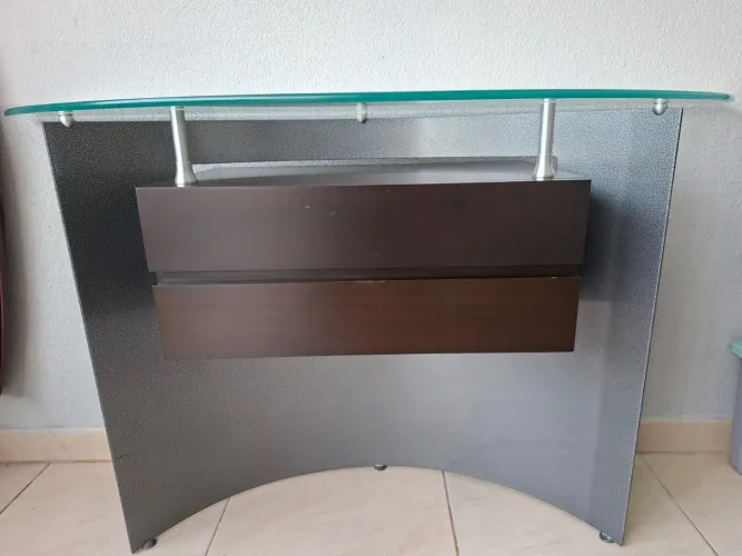 Aparador com tampo de vidro