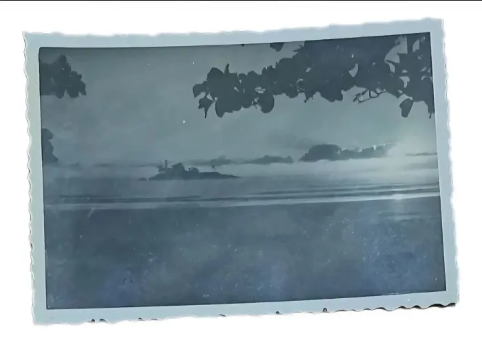 Foto antiga "O mar e a lua" Balneário Camboriú - SC Anos 40 fotografia 6cm x 8cm