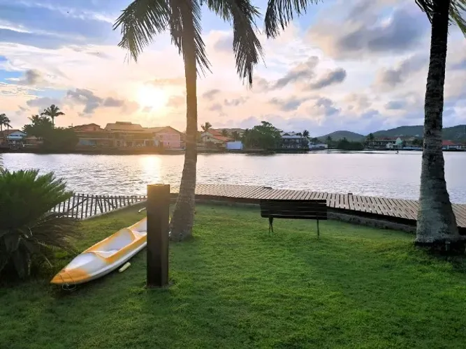 Casa no Canal  Ogiva em Cabo Frio - cozinha, sala, banheiro, quarto e varanda em condomíni