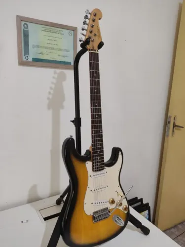 Guitarra Shelter USA California Stratocaster Sunburst - Bem Conservada