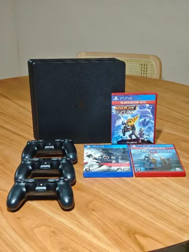 PlayStation 4 Slim 1TB + 3 Controles Originais + 3 Jogos