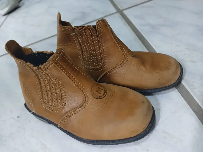 Bota de couro tamanho 26 usada