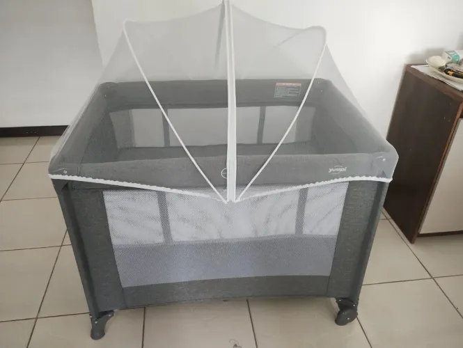 Berço portátil com mosqueteiro