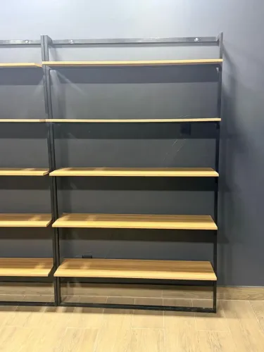2 Estante com prateleiras de metalon e MDF