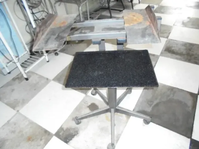Mesa para TV antiga com rodinhas e regulagem
