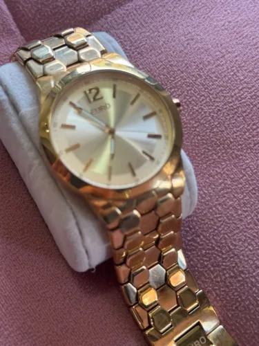 Relógio Euro dourado com pulseira de elos geométricos